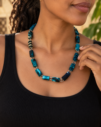 Handgemaakte Ugandese Papierkralen Ketting – Blauw/Zwart